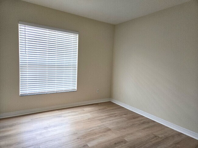 Building Photo - 3/2 Fenced Pet Friendly Home