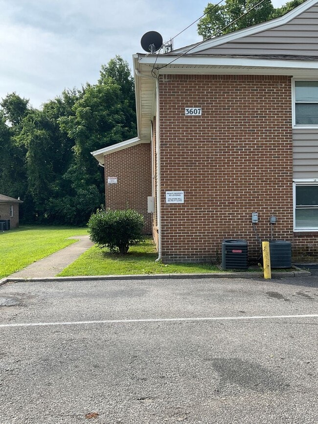 Building Photo - Two Bedroom Apartment off Rodman
