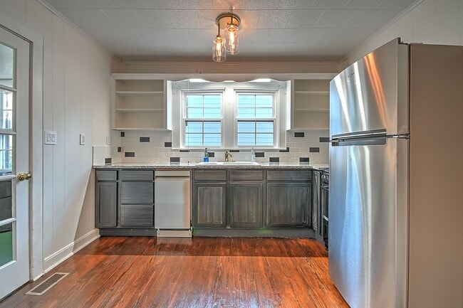 Building Photo - 608 Forest St