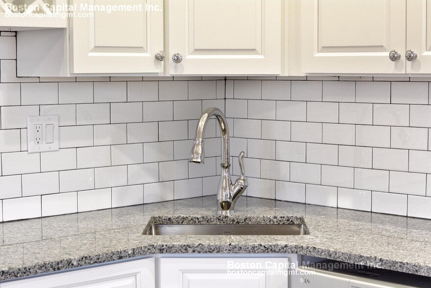 Building Photo - 57 W 7th St