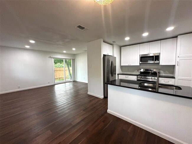 Building Photo - 2402 Parker Cir