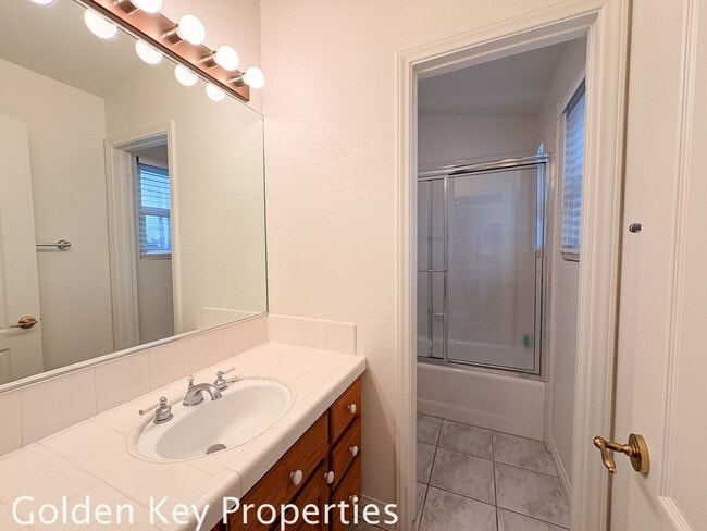 Building Photo - Welcome to this spacious granny flat located in charming Olde Carlsbad!