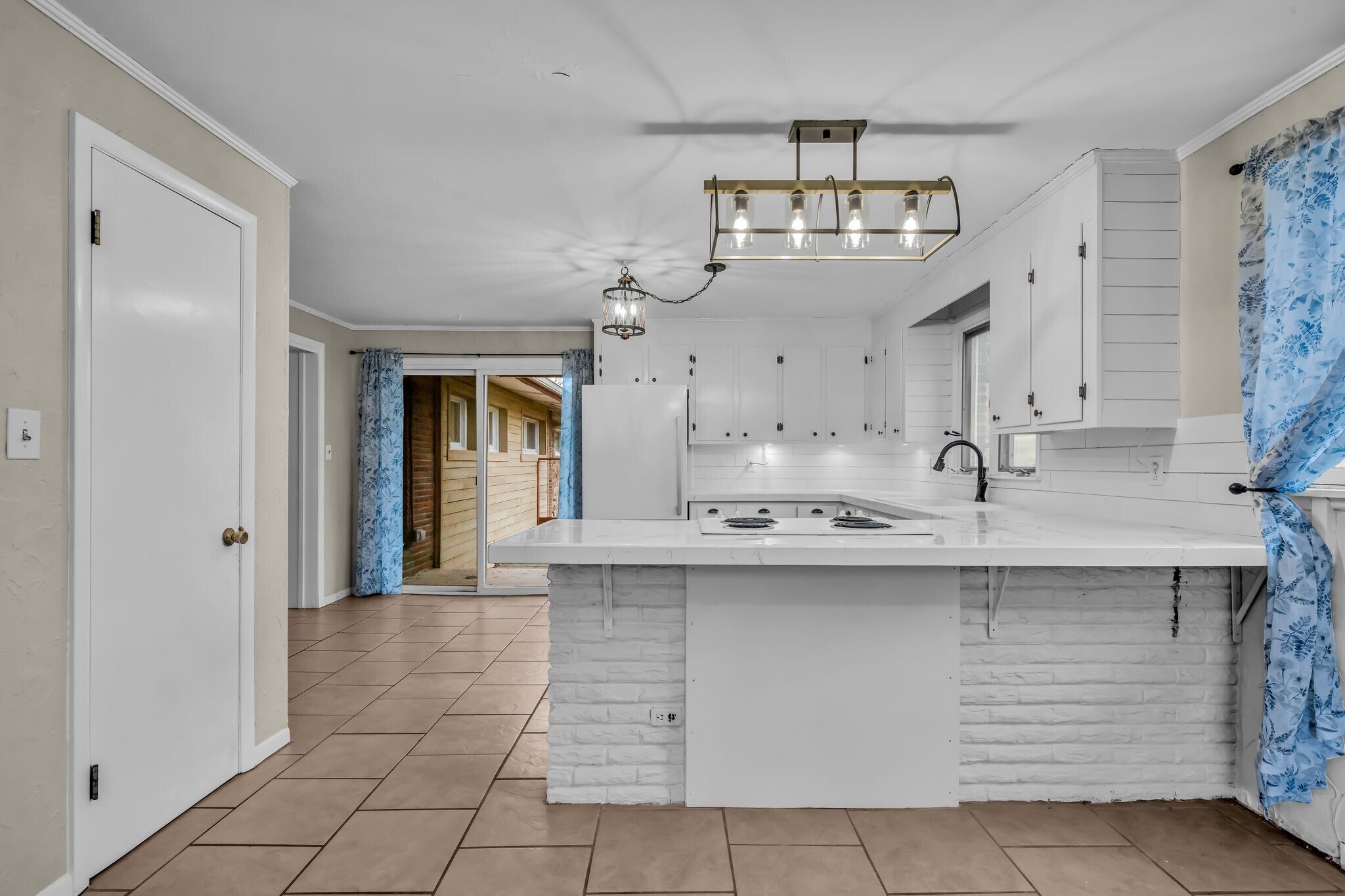 Building Photo - 205 W Lake Dr