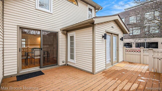 Building Photo - 343 S Elm St