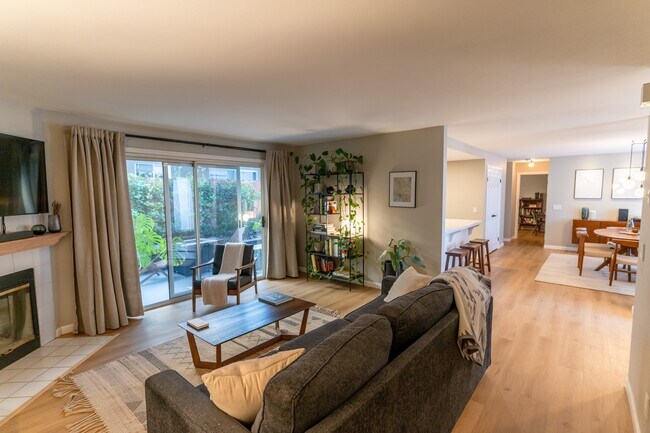 Building Photo - 1304 Palomar Pl