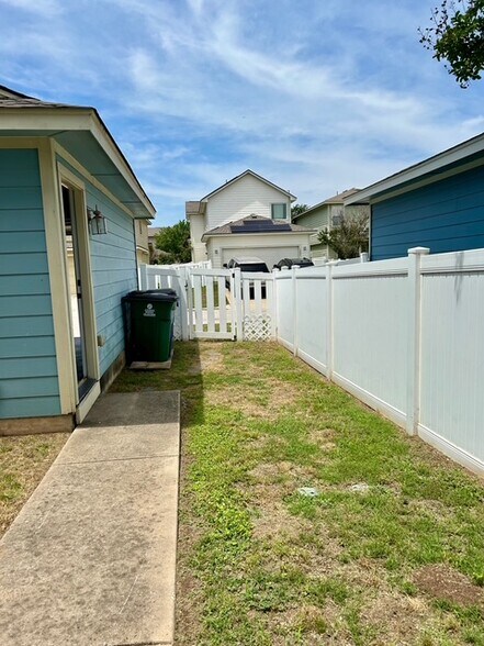 Building Photo - 1702 Sand Hills Dr