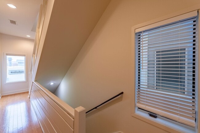 Building Photo - Beautiful South Lamar 2 bed 2 bath Condo!