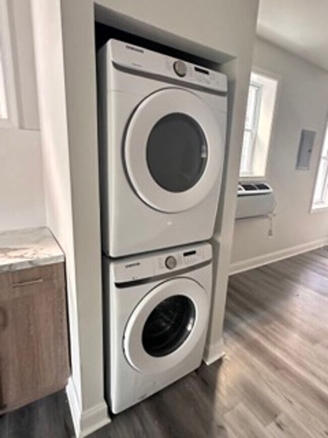 Building Photo - 4931 Walnut St