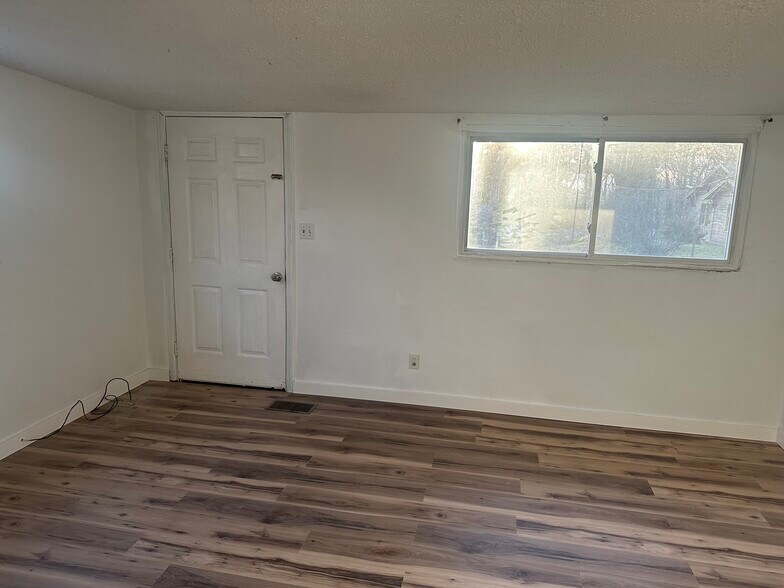 Building Photo - 404 Riverview Dr