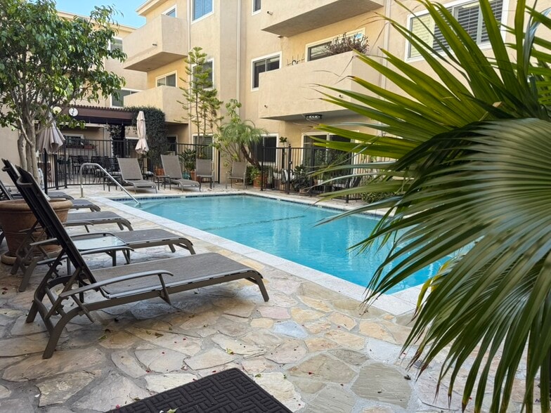 Immaculate loungers and tons of sun - 1203 N Sweetzer Ave