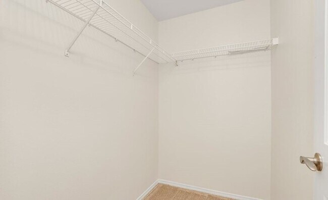 Building Photo - Spacious and Bright Home with 3 Bed and 2.5 Bath