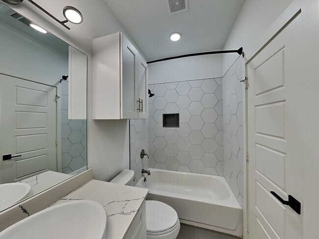 Building Photo - 1920 Carver Ave