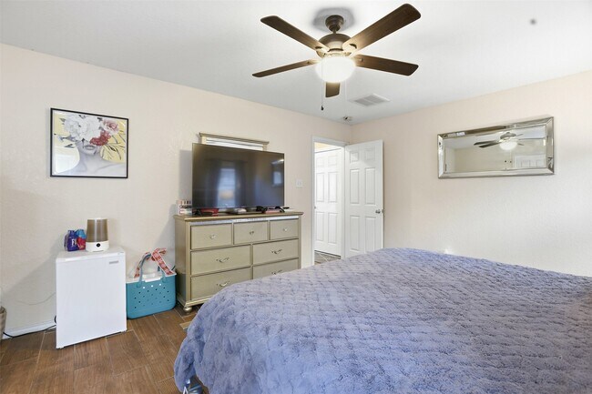 Building Photo - 11402 Overland Trail Dr