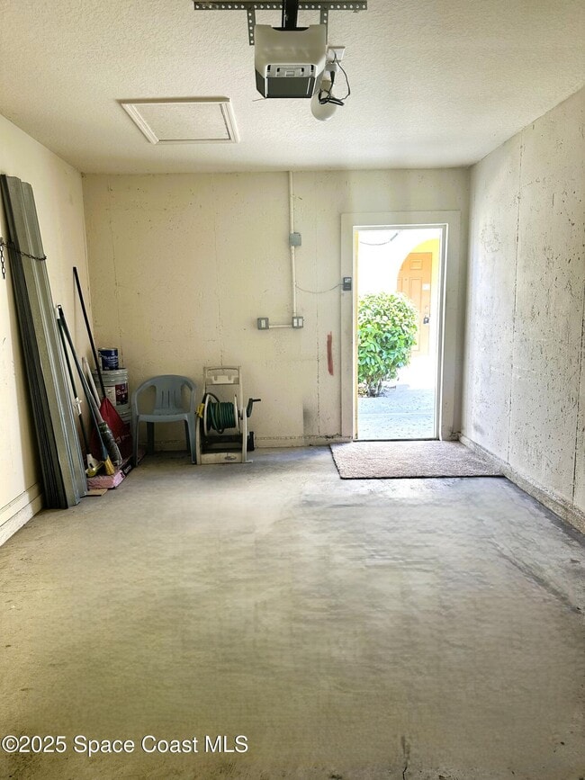 Building Photo - 975 Luminary Cir