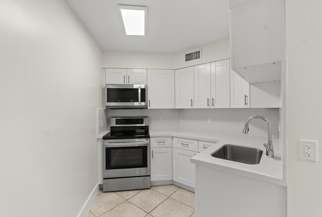 Building Photo - 215 Lake Pointe Dr