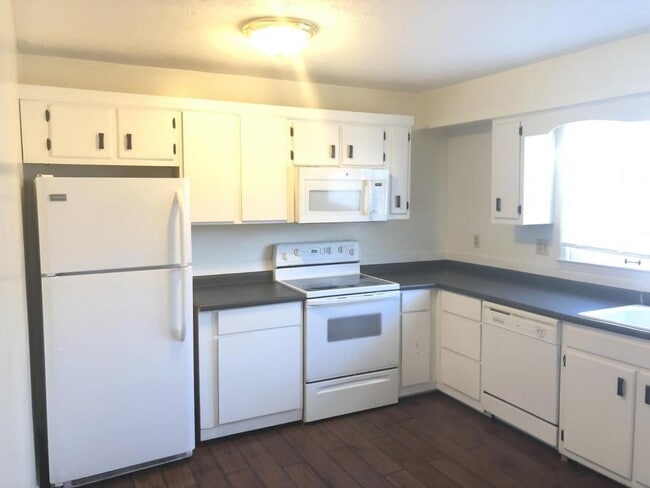 Building Photo - 3413 Alpine Court B