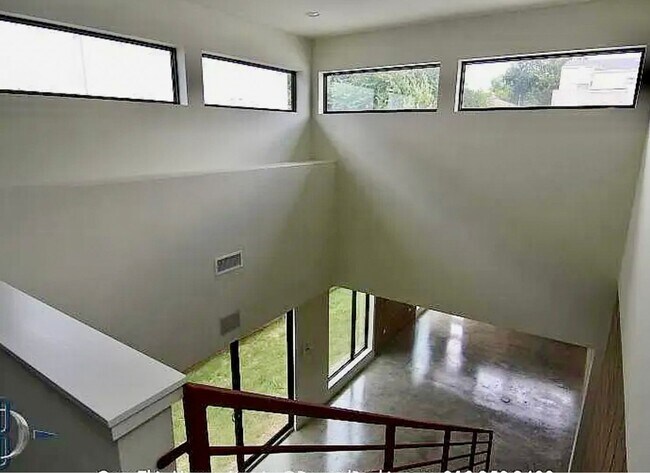 Building Photo - Beautiful home located just off of Cherry ...