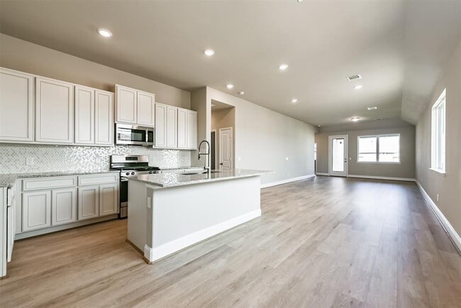 Building Photo - 745 Lake Lacosta Dr