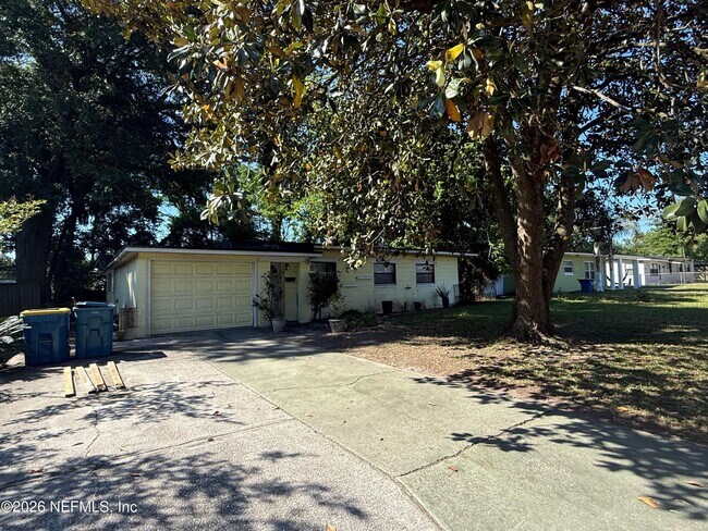 Building Photo - 7118 Pellias Rd