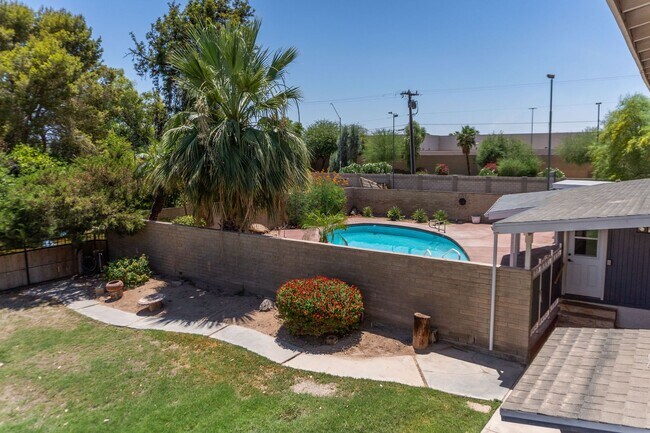 Building Photo - Spacious 3-Bedroom, 4-Bath Vintage Home wi...