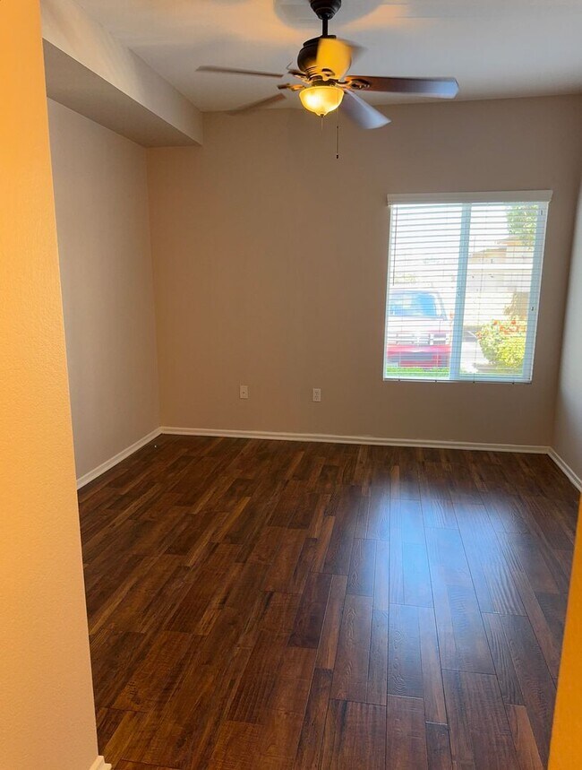 Building Photo - Spacious 2 bedroom 2 bath ground floor uni...