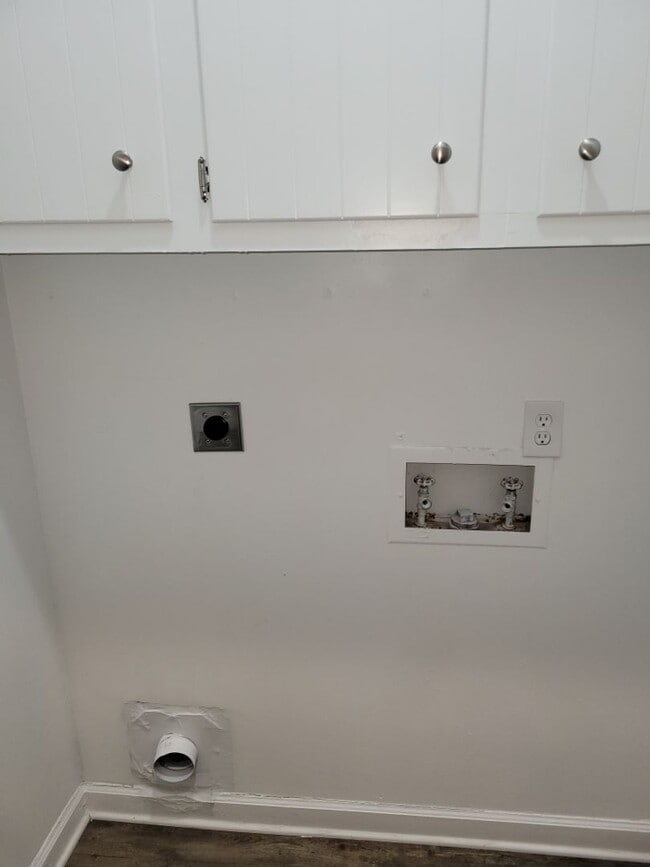 Building Photo - Coming Soon.... Spacious 3 Bedroom 2.5 Bath Townhome!!