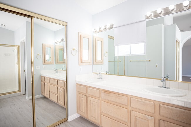 Building Photo - 8420 Bay Crest Dr