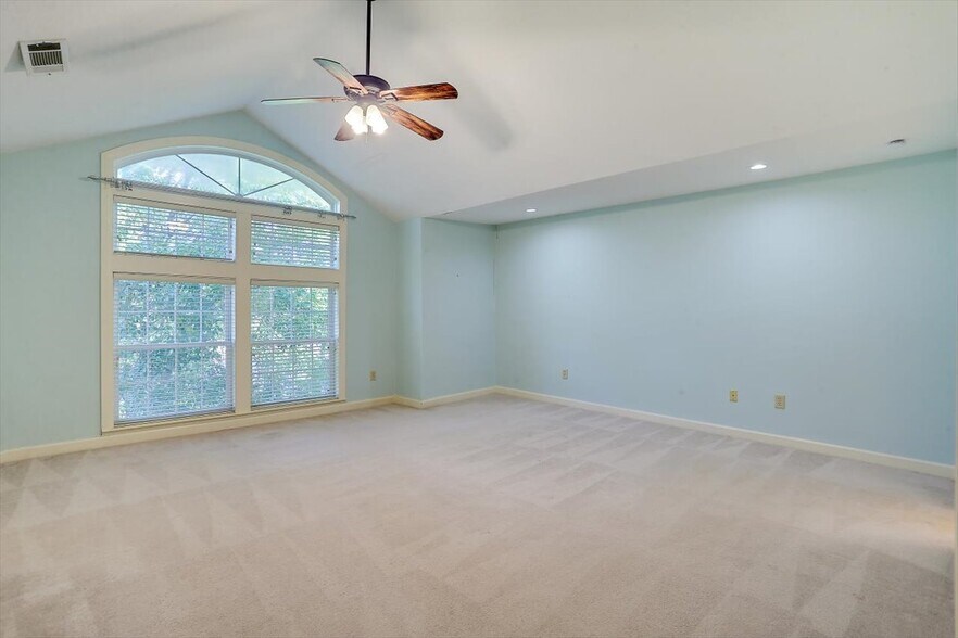 Building Photo - 1330 Roxbury Ct