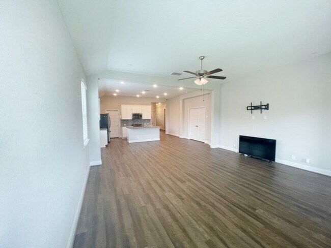 Building Photo - This stunning, 4BED/2BATH, well maintained...