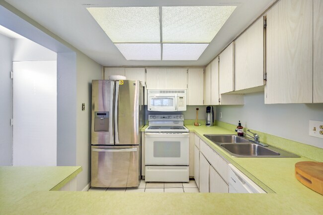 Building Photo - 1334 Chesapeake Ave