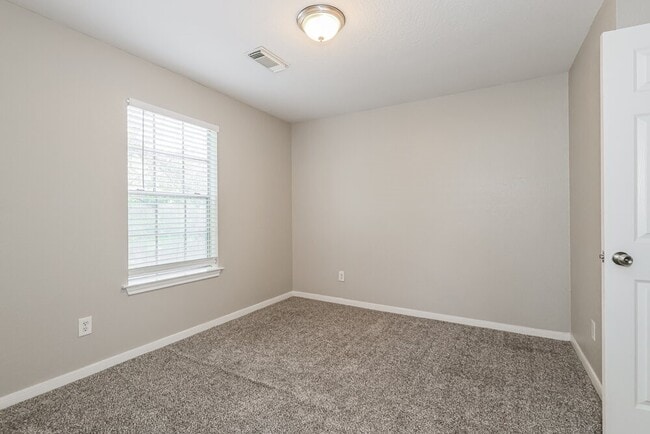Building Photo - 2130 Whittier Dr