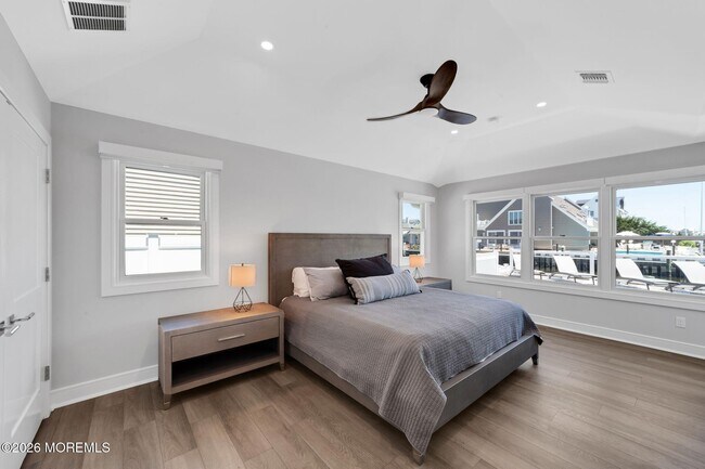 Building Photo - 347 Bay Ln