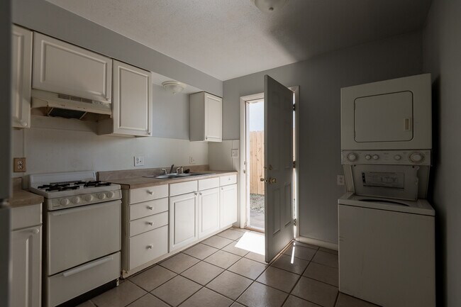 Building Photo - 131 N Duck St