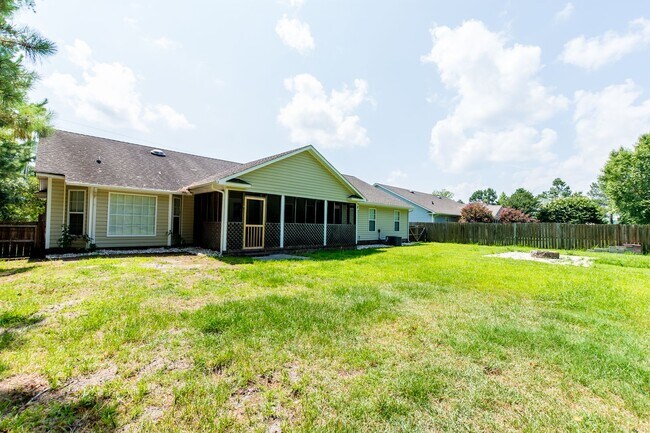 Building Photo - Great home in Hubert