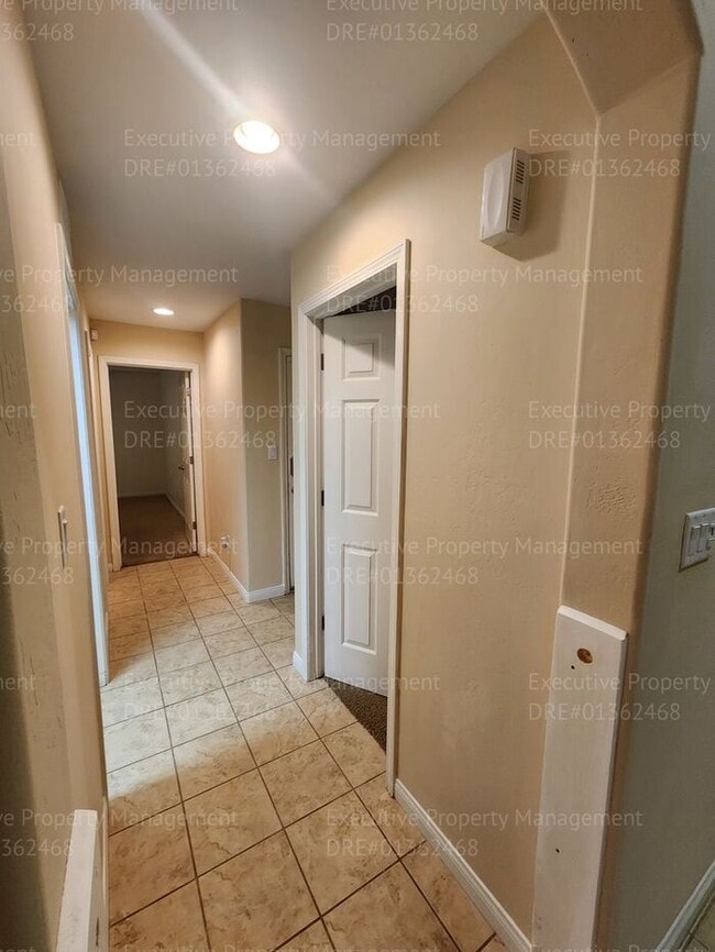 Building Photo - Spacious 4 bedroom 2 bathroom home located in the Ashton Falls community