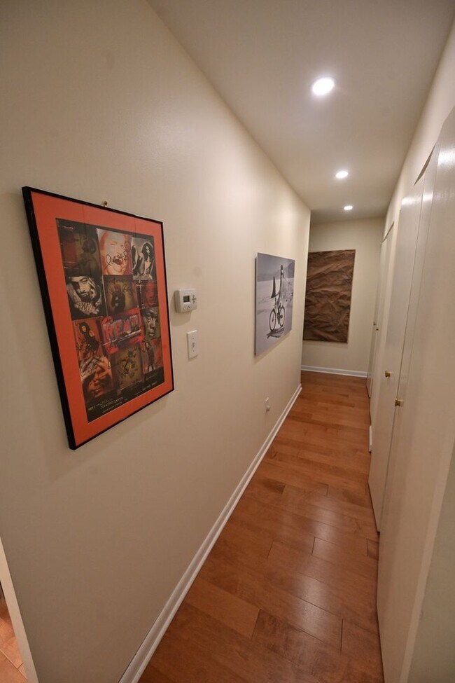 Building Photo - 2 Bedroom, 2 Bath Just listed in the Oak H...