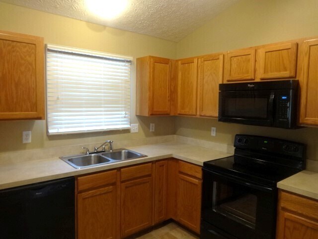 Building Photo - 9300 Huggins Ln