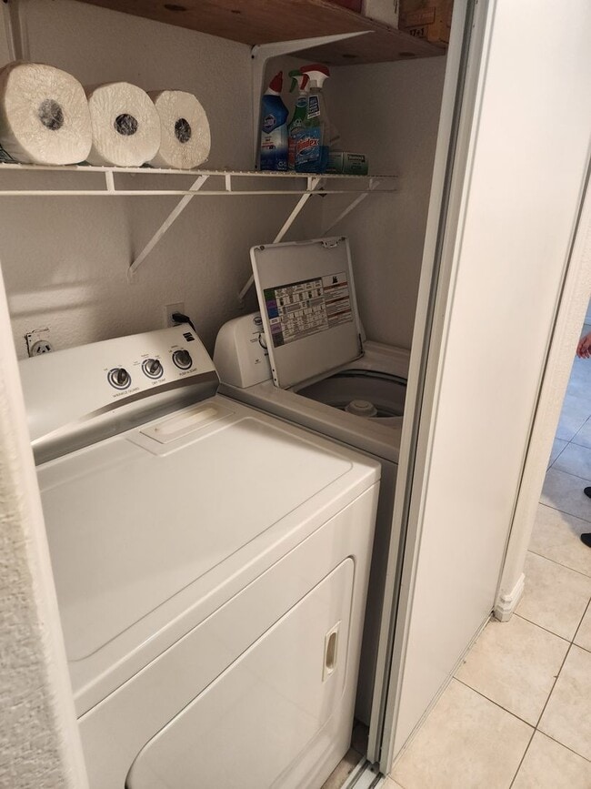 Building Photo - Vibrant 2 bedroom/2 bath condo in a great community with quick access to main commuter arteries