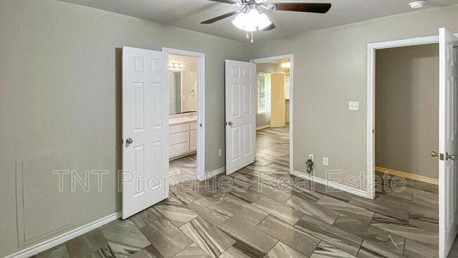 Building Photo - 9939 Risky's Ranch Dr