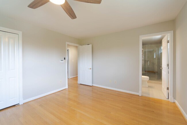 Building Photo - Spacious Split-Level with In-Law Suite & B...