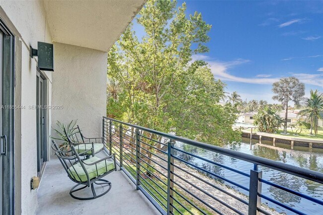 Building Photo - 516 SE 1st Cir