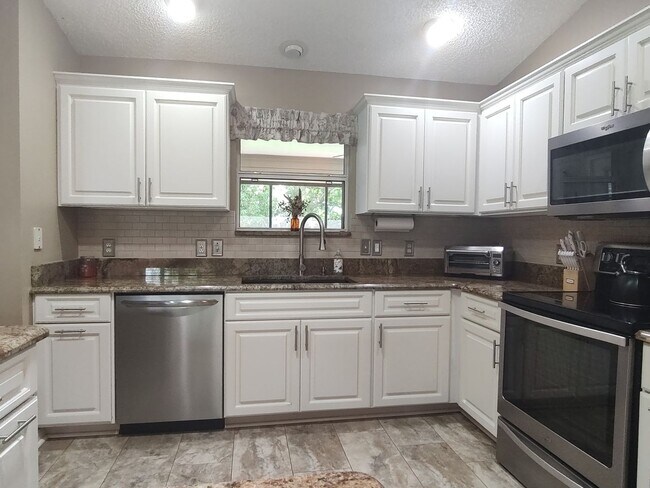 Building Photo - Furnish Single Family Home in The Villages