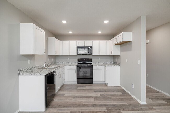 Building Photo - 3 bedroom duplex-Westbury Gardens!