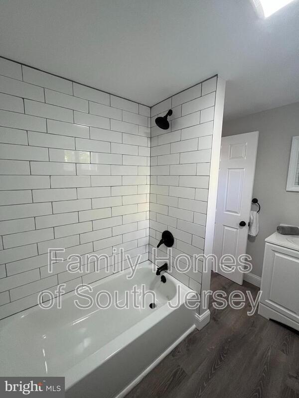 Building Photo - 3205 Latona St