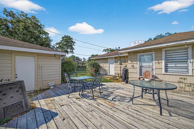 Building Photo - 10005 Hazelhurst Dr