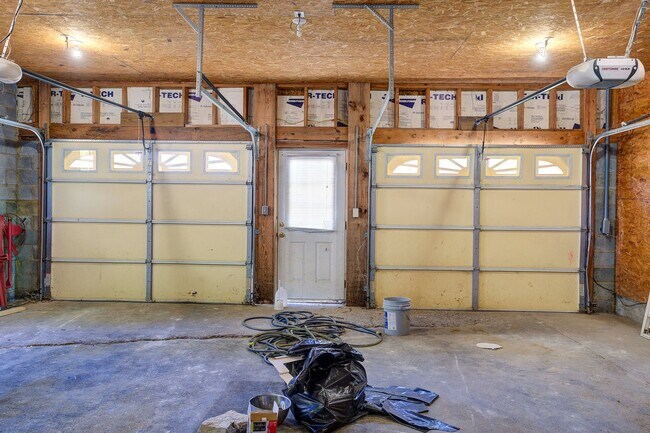 Building Photo - Very nice 4 bed 3 and a half bath home close to Boone Lake