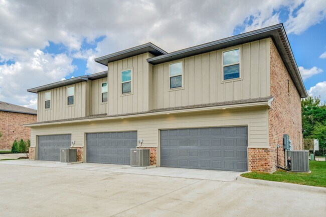 Building Photo - Live, love, and grow in this charming townhome!