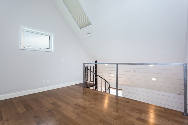 Building Photo - Stunning 4 Level Condo in Little Italy