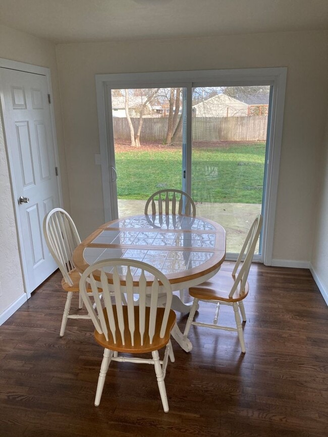 Building Photo - Beautifully updated 2 bedroom, 1 bath hous...