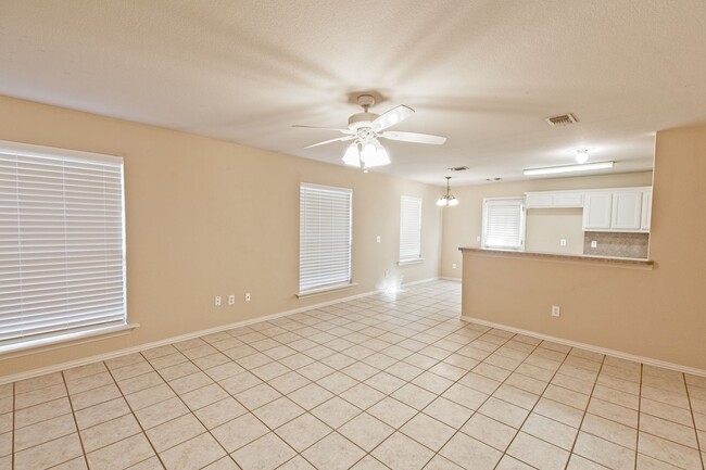 Building Photo - Duplex for lease with private backyard